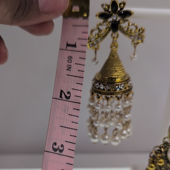 Elegant Gold and Black Earrings Set - Picture 5 of 7